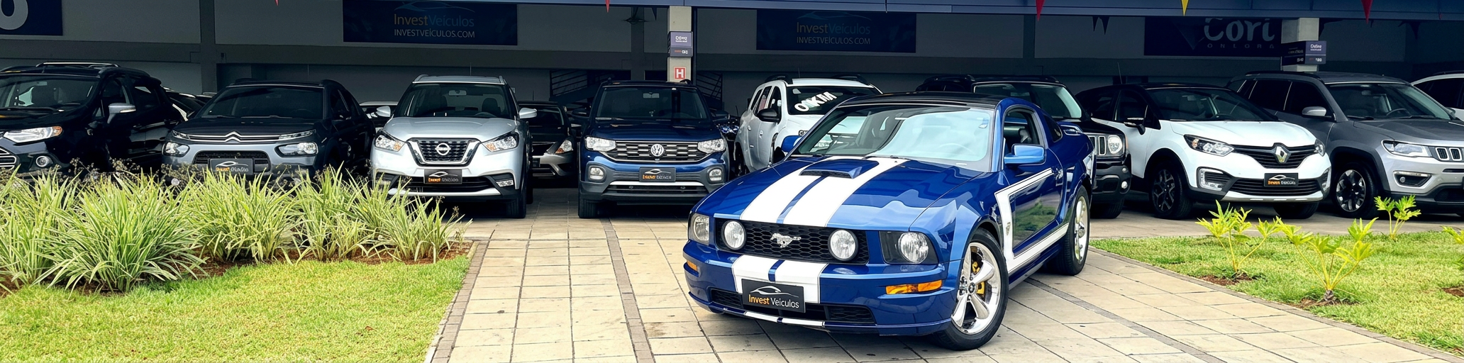 Mustang azul com faixas brancas na loja Invest em Taubaté